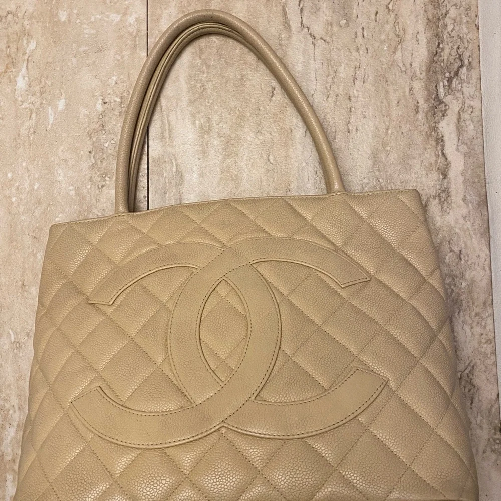 CHANEL Beige Authentic Vintage Caviar Medallion CC Tote-EUC with COA - Picture 2 of 16